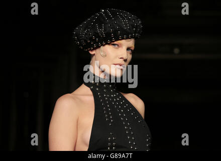 Un modèle sur la passerelle lors du spectacle de la semaine de la mode de Londres du printemps/été 2016 de PAM Hogg au Freemasons Hall, Londres. Banque D'Images