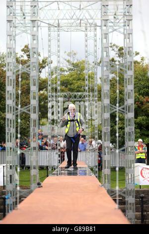 Le professeur Trevor Whittaker franchit un record mondial Guinness en battant le pont Meccano, s'étendant sur plus de 100 mètres à travers le quai Clarendon à Belfast. Banque D'Images