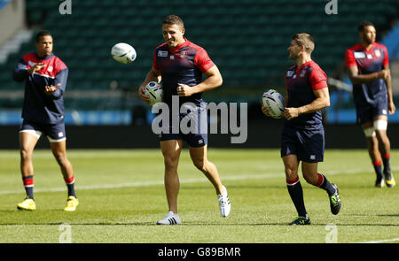 Rugby Union - coupe du monde de Rugby 2015 - entraînement de l'équipe d'Angleterre - Twickenham.Sam Burgess et Richard Wigglesworth, en Angleterre, lors d'une séance d'entraînement au stade de Twickenham, à Londres. Banque D'Images