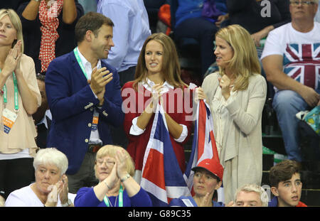 Kim Sears (au centre) regarde le mari Andy Murray jouer le Thanasi Kokkinakis en Australie pendant la première journée de la demi finale de la coupe Davis entre la Grande-Bretagne et l'Australie à l'Emirates Arena, Glasgow. Banque D'Images