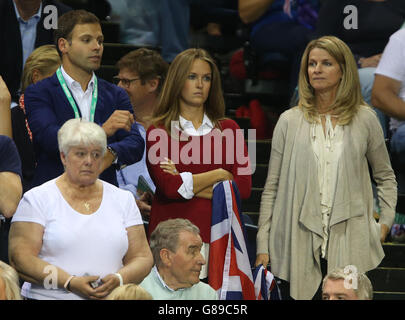 Kim Sears (au centre) regarde le mari Andy Murray jouer le Thanasi Kokkinakis en Australie pendant la première journée de la demi finale de la coupe Davis entre la Grande-Bretagne et l'Australie à l'Emirates Arena, Glasgow. Banque D'Images