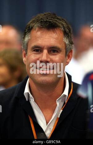 Cricket - aide pour les héros XI v reste du monde XI - Kia Oval.Kenny Logan à l'enchère de cricket pour héros Banque D'Images