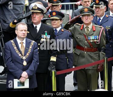 (De gauche à droite) Lord Mayor of Cork Cllr Chris O'Leary, Mark Mellett, Vice Chief of Staff (support) Defence Forces Ireland, Garda Commissioner N&Atilde;&sup2; irin O'Sullivan et Brigadier-général Philip Brennan assistent aux funérailles d'État de Thomas Kent exécuté à l'église St. Nicholas de Castleyons, Cork Co. Banque D'Images