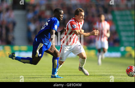 Xherdan Shaqiri de Stoke City (à droite) et Jeffrey Schlupp de Leicester City se battent pour le ballon lors du match de la Barclays Premier League au stade Britannia, Stoke-on-Trent. APPUYEZ SUR ASSOCIATION photo. Date de la photo: Samedi 19 septembre 2015. Voir PA Story FOOTBALL Stoke. Le crédit photo devrait être le suivant : Nigel French/PA Wire. Utilisation en ligne limitée à 45 images, pas d'émulation vidéo. Aucune utilisation dans les Paris, les jeux ou les publications de club/ligue/joueur unique. Banque D'Images