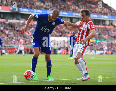 Xherdan Shaqiri de Stoke City (à droite) et Gokhan Inler de Leicester City se battent pour le ballon lors du match de la Barclays Premier League au stade Britannia, Stoke-on-Trent. Banque D'Images