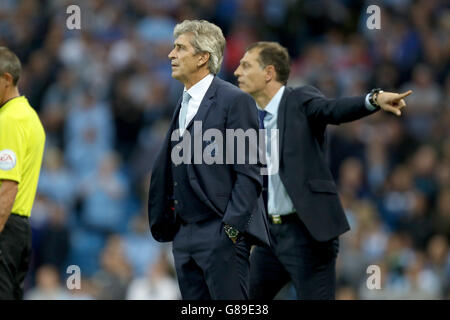 Football - Barclays Premier League - Manchester City v West Ham United - Etihad Stadium.Manuel Pellegrini, directeur de Manchester City, Slaven Bilic, directeur de gauche et de West Ham United Banque D'Images