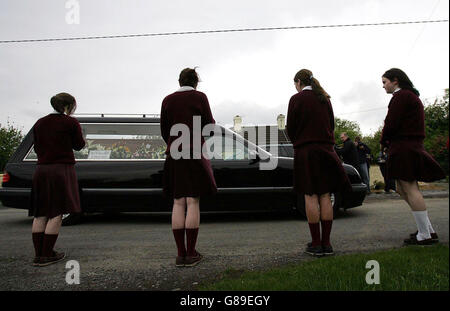 Les élèves du couvent Loreto de Saint-Michel regardent le cercueil de Clare McCluskey arriver à l'église de la Nativité, Rosnaree, devant ses funérailles demain. Banque D'Images