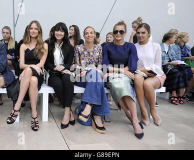 (De gauche à droite) Alicia Roundtree, Daisy Lowe, Tiphaine de Lussy, Yasmin le bon et Amber le bon, au premier rang du spectacle de la semaine de la mode de Londres du printemps/été 2016 d'Antonio Berardi au Musée d'histoire naturelle. Banque D'Images