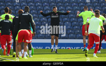Football - Championnat Sky Bet - Blackburn Rovers / Charlton Athletic - Ewood Park.Laurence Bloom, responsable de la Science sportive, réchauffe les joueurs de Charlton Athletic Banque D'Images