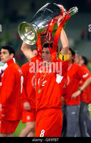 Football - Ligue des champions de l'UEFA - finale - AC Milan / Liverpool - Stade olympique Ataturk.Steven Gerrard, capitaine de Liverpool, célèbre le trophée de la Ligue des champions de l'UEFA Banque D'Images