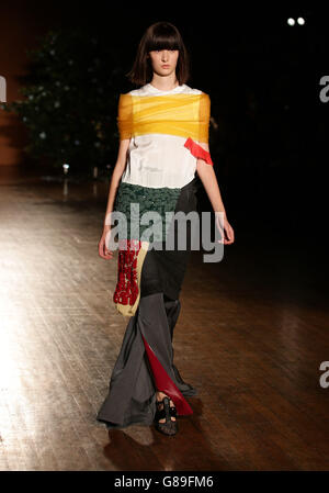 Un modèle sur la passerelle pendant le salon Toga Spring/Summer 2016 de la semaine de la mode de Londres au Royal College of Surgeons de Londres. Banque D'Images