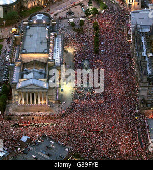 Football - Ligue des champions de l'UEFA - Parade des gagnants - Liverpool.Vue aérienne des joueurs de Liverpool célébrant dans un bus à toit ouvert devant le St Georges Hall lors d'un défilé de victoire. Banque D'Images