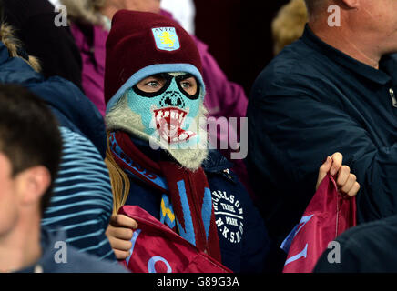 Un jeune Aston Villa fan dans une balaclava pendant la Capital One Cup, troisième partie à Villa Park, Birmingham. Banque D'Images