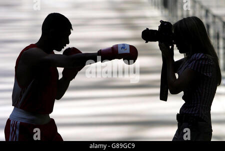 L'artiste Sam Taylor-Wood (à droite) prend une photo du boxeur Amir Khan pour lancer une nouvelle initiative en ligne de Tate afin de mettre en valeur le talent artistique britannique via Internet appelé « 40 artistes, 40 jours » créé conjointement par BT et The Tate Modern. Banque D'Images