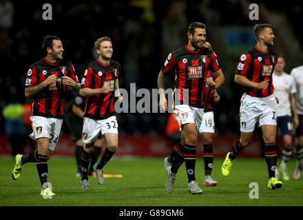 BDaily Cargill (au centre à droite) et Lee Tomlin (à gauche) de l'AFC Bournemouth célèbrent la dernière pénalité de Preston North End lors de la coupe Capital One, troisième match rond à Deepdale, Preston. Banque D'Images