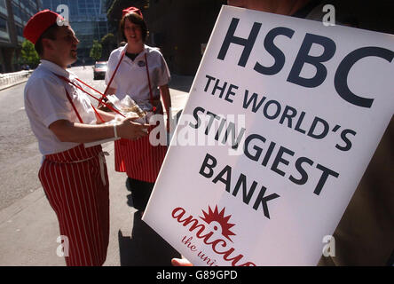 Les membres de l'AMICUS distribuez des cacahuètes aux personnes participant à l'AGA de HSBC à Londres, ce qui suggère que la banque paie des salaires bas au personnel. Banque D'Images