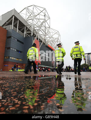 Football - Capital One Cup - troisième tour - Manchester United / Ipswich Town - Old Trafford.Une vue générale à l'extérieur d'Old Trafford avant le match entre Manchester United et Ipswich Town. Banque D'Images