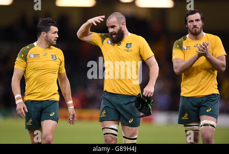 Scott Fardy (au centre), Kane Douglas (à droite) et Adam Ashley-Cooper célèbrent la victoire après le match de la coupe du monde de rugby au Millennium Stadium de Cardiff. Banque D'Images