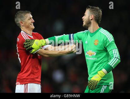 Le Bastian Schweinsteiger de Manchester United (à gauche) fait passer David de Gea le brassard du capitaine contre Ipswich Town. Banque D'Images