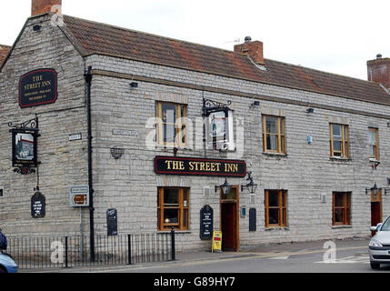 The Street Inn at Street, Somerset. Un homme a été arrêté après qu'un homme ait été abattu et deux autres grièvement blessés, a déclaré la police. L'homme mort a été découvert sur la route A371 à l'extérieur de Wells, dans le Somerset, à 11h45 la nuit dernière. Un peu plus d'une heure plus tôt, les officiers d'Avon et de Somerset avaient été appelés à faire état de tirs dans Street High Street. Ils ont trouvé deux hommes blessés, qui ont été emmenés à l'hôpital du district de Yeovil. La police a déclaré aujourd'hui que l'incident A371 « était actuellement lié » à celui de la rue. Banque D'Images