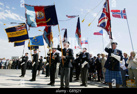 Les anciens combattants de la Seconde Guerre mondiale assistent à un service de commémoration sur les plages de Dunkerque en France à l'occasion du 65e anniversaire de l'opération Dynamo, l'évacuation de Dunkerque, Qui a vu des centaines de petits navires venir en aide à l'amirauté britannique en 1940 et a aidé à sauver environ 338,000 troupes alliées de la capture par l'armée nazie avançant. Banque D'Images