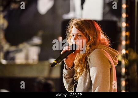 Kate Tempest se produit au 'Dismaland' de Banksy à Weston-super-Mare, Somerset. Banque D'Images