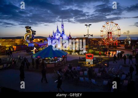 Le 'Dismaland' de Banksy au coucher du soleil le dernier vendredi avant la fin de l'exposition à Weston-super-Mare, Somerset. Banque D'Images