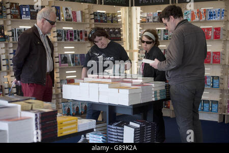 Festival radio Times 2015.Les gens parcourent la librairie au radio Times Festival on the Green à Hampton court Palace, Londres. Banque D'Images