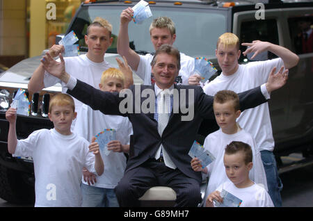 Lord Henry Mount Charles, le propriétaire du château de Slane, avec le jeune regard-alikes d'Eminem (de gauche à droite:) Adam Pollack, 8, Niall Quinn, 17, Kyle Hatton, 12, Robbie Renehan, 22, un jeune sans nom, Stephen Harmon, 8 et Thomas Harmon, 8, Lors de l'annonce médiatique du 'Eminem et 50 cent European Tour'. Banque D'Images