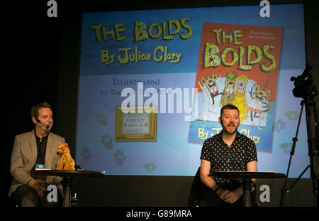 David Roberts (R) et Julian Clary, du livre The Bolds, parlent du récit des enfants au radio Times Festival à Hampton court, Londres. Banque D'Images