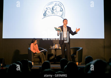 Festival radio Times 2015.David Walliams lit l'un de ses livres aux participants du radio Times Festival à Hampton court, Londres. Banque D'Images