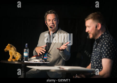 David Roberts (R) et Julian Clary, du livre The Bolds, parlent du récit des enfants au radio Times Festival à Hampton court, Londres. Banque D'Images