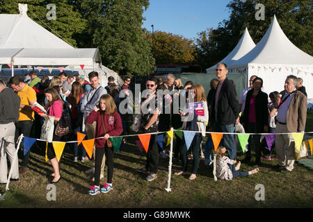 Les gens font la queue pour la signature du livre David Walliams au radio Times Festival à Hampton court, Londres. Banque D'Images