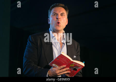 David Walliams lit l'un de ses livres aux participants du radio Times Festival à Hampton court, Londres. Banque D'Images