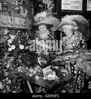 La reine de Londres, Mme John Marriott (à gauche), et la reine de Stoke Newington, placent leurs cadeaux à l'intérieur de St Martin-in-the-Fields, Trafalgar Square, avant d'assister au festival annuel de récolte des perlires. Banque D'Images