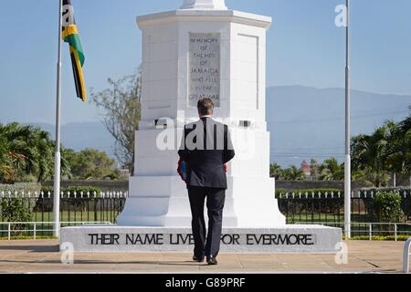 Le Premier ministre David Cameron dépose une couronne au monument commémoratif de guerre de Cenotaph à Kingston, en Jamaïque, au cours de la deuxième journée d’une visite de deux jours dans les Caraïbes. Banque D'Images