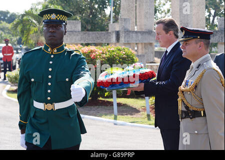 Le Premier ministre David Cameron dépose une couronne au monument commémoratif de guerre de Cenotaph à Kingston, en Jamaïque, au cours de la deuxième journée d’une visite de deux jours dans les Caraïbes. Banque D'Images