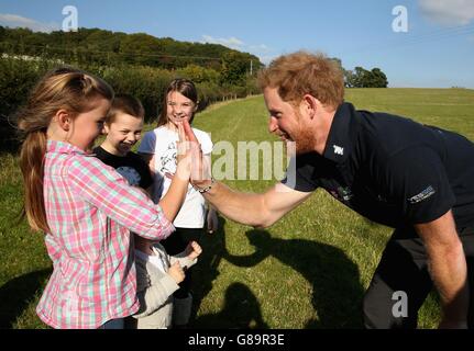 Le prince Harry fait un grand five à une jeune fille lorsqu'il se joint à l'équipe de marche de la Grande-Bretagne des blessés lors de leur marche jusqu'à Ludlow, à Shrophire, alors qu'ils parcourent la longueur du pays sur leurs propres routes de rétablissement. Banque D'Images