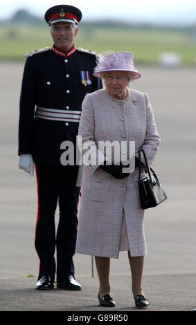 La Reine arrive pour visiter les Royal Scots Dragoon Guards à la gare de Leuchars. Sa Majesté, colonel en chef du régiment, a rencontré des soldats en service et leurs familles et a entendu parler du travail et des activités du régiment. Au cours de la visite, sa Majesté dévoilera une plaque portant le nom de Leuchars Station « caserne de Waterloo ». Banque D'Images