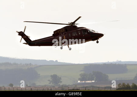 La Reine arrive en hélicoptère pour visiter les Royal Scots Dragoon Guards à la gare de Leuchars. Banque D'Images