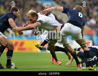 Rugby Union - coupe du monde de Rugby 2015 - Pool B - Afrique du Sud v Ecosse - St James' Park.Le Schalk Burger d'Afrique du Sud est attaqué par David Denton (à droite) d'Écosse lors du match de la coupe du monde à St James' Park, Newcastle. Banque D'Images