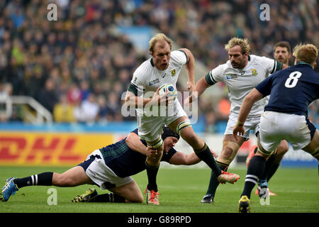 Le Schalk Burger d'Afrique du Sud (au centre) se déroge à l'attaque du Willem Nel d'Écosse (à gauche) lors du match de la coupe du monde à St James' Park, Newcastle. Banque D'Images