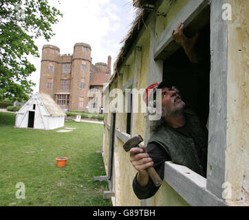 Rue dans le temps Village Médiéval - Château de Kenilworth Banque D'Images