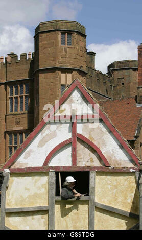 La construction du village médiéval de 'Streets through Time' au château de Kenilworth dans le Warwickshire, qui sera achevée lundi. Les maisons sont les premières propriétés du XVe siècle à être construit en Grande-Bretagne pendant 500 ans. Ils ont tous été construits en utilisant les techniques traditionnelles, artisanales, de menuiserie de l'époque, et en raison de la nature spéciale des bâtiments, leurs portes ouvriront du 24 mai au 27 mai pour la pré-observation par les enfants de l'école. Banque D'Images