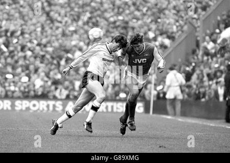 Football - FA Cup - Cinquième tour - Arsenal / Manchester United - Highbury.Tony Adams d'Arsenal (r) dirige le ballon loin de Peter Davenport de Manchester United (l) Banque D'Images