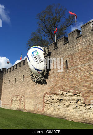 Coupe du monde de rugby 2015.Un ballon de rugby géant sur les murs du château de Cardiff pour marquer le début de la coupe du monde de rugby. Banque D'Images