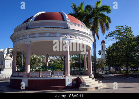 Pavillon dans le parc, Parque Jose Marti, en arrière-plan la cathédrale, Catedral de la Purisima Concepcion, Cienfuegos Banque D'Images