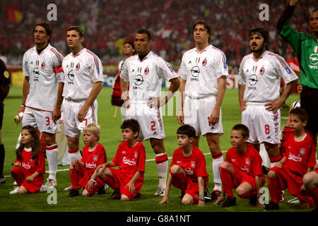 Football - Ligue des champions de l'UEFA - finale - AC Milan / Liverpool - Stade olympique Ataturk.Les joueurs de Milan AC s'alignent avec des mascottes Banque D'Images