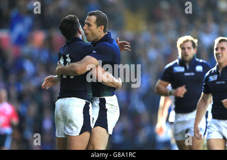 Sean Maitland (à gauche), en Écosse, célèbre avec Tim visser après avoir mis ses côtés à la deuxième tentative du match contre les États-Unis lors du match de la coupe du monde de rugby à Elland Road, Leeds. Banque D'Images