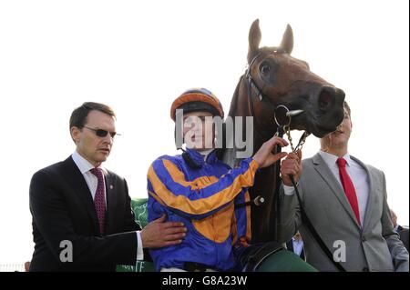 Port Douglas et le jockey Emmet McNamara avec l'entraîneur Aidan O'Brien célèbrent la victoire des enjeux Juddmonte Beresford lors de la Journée Juddmonte Beresford Stakes-Irish Pony Club à l'hippodrome de Curragh, comté de Kildare. Banque D'Images